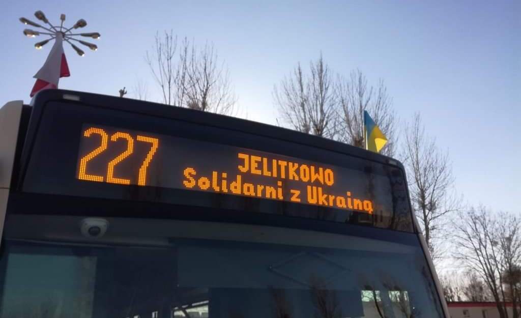 Napis Solidarni z Ukrainą wyświetlony na przodzie autobusu. 