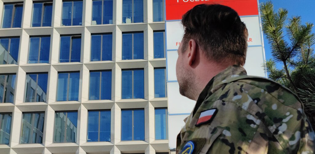„Wspieram Dawida w jego walce z Goliatem”. Polski pocztowiec wozi części satelitów Elona Muska dla Ukrainy