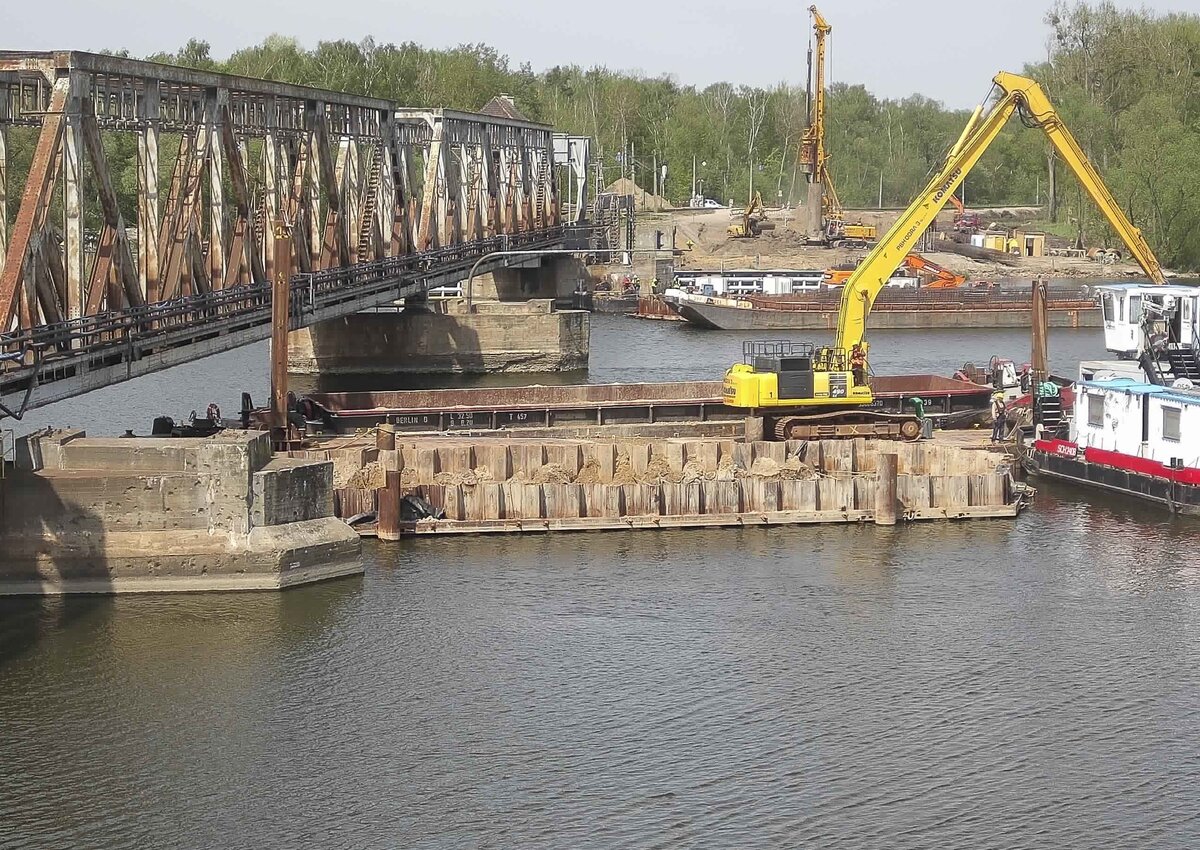 Postęp prac na budowie mostu kolejowego na Regalicy