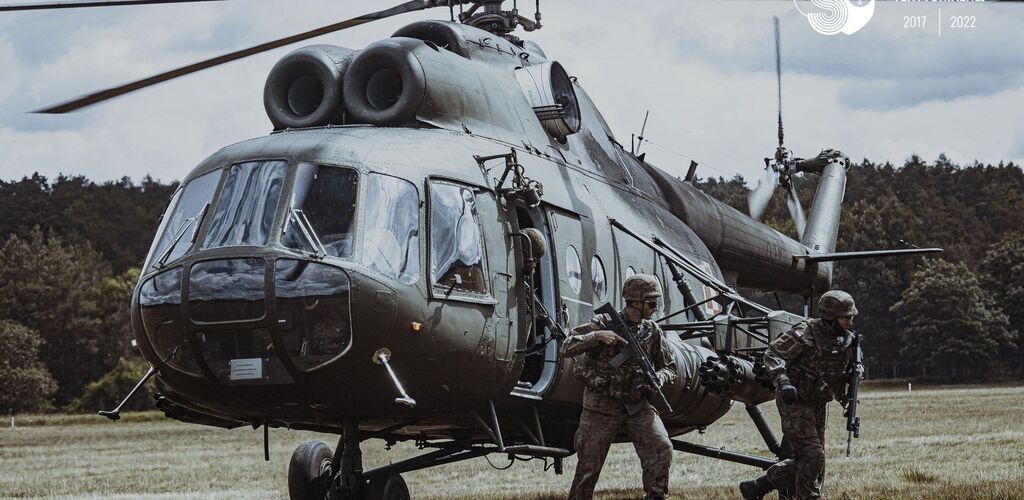Procedury współdziałania ze śmigłowcem Mi-8 na poligonie w Wędrzynie.