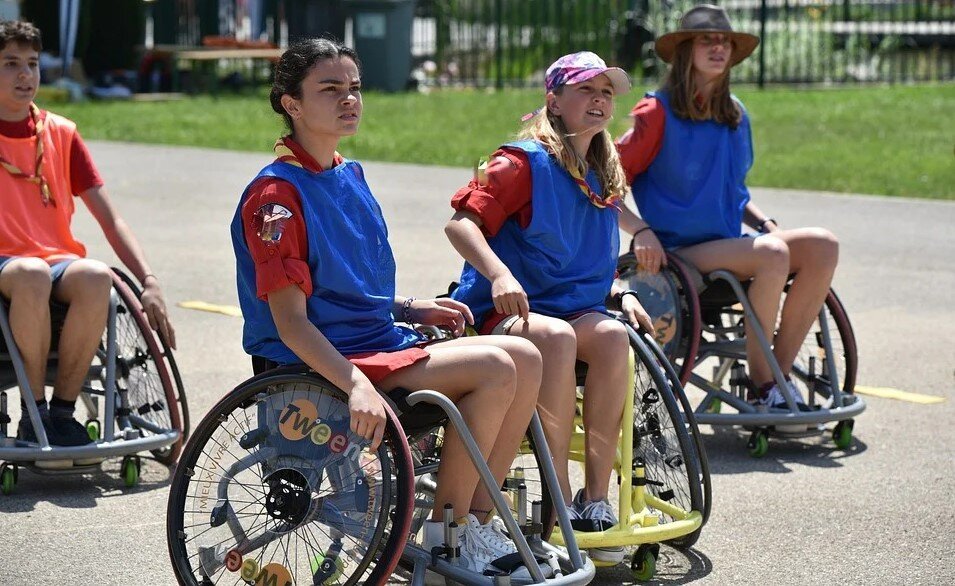 Ilustracyjna fot  młodych ludzi na wózkach inwalidzkich - Pixabay