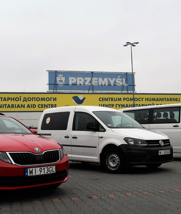 PCK w Rzeszowie otrzymał od Volkswagen Financial Services samochody, dzięki którym pomaga uchodźcom z Ukrainy