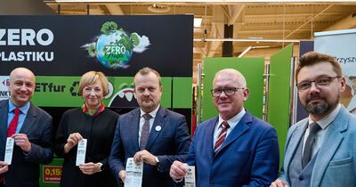 Carrefour zapłaci klientom za plastik i aluminium - w Sosnowcu zainaugurowano test nowego systemu kaucyjnego, który rozpoczął działanie w województwie śląskim