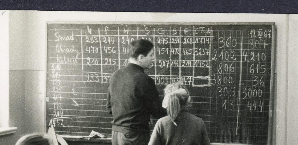 Bronisław Wencel dyrektor Powszechnej Szkoły Podstawowej w Matarni w czasie lekcji, lata  60 XX , ma