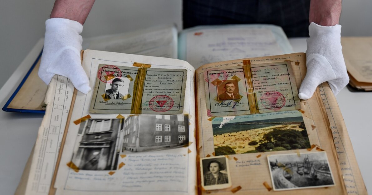 Materiały zawierają zdjęcia, dokumenty oraz wspomnienia gdańskich kombatantów od 1945 roku. Na zdjęciu strony jednego z przekazanych tomów. Na górze znajdują się dwie legitymacje. Poniżej zdjęcia portretowe oraz czarno-białe zdjęcie nieznanego budynku oraz kanału portowego i kolorowe zdjęcie fragmentu plaży. Pomiędzy dokumentami i fotografiami znajdują się odręczne notatki. 