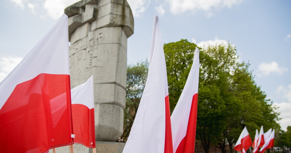 Pomnik Tym co za Polskość Gdańska, na pierwszym planie flagi RP
