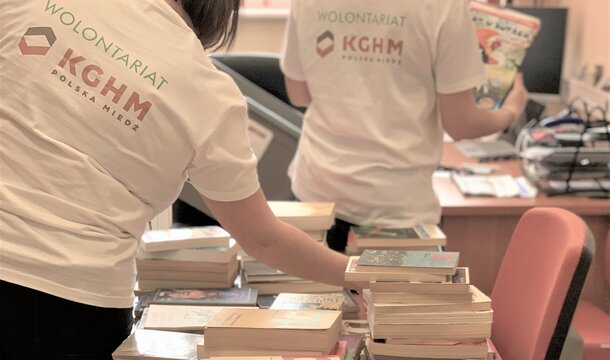Dajemy książkom drugie życie – pracownicy KGHM wspierają biblioteki publiczne w Zagłębiu Miedziowym