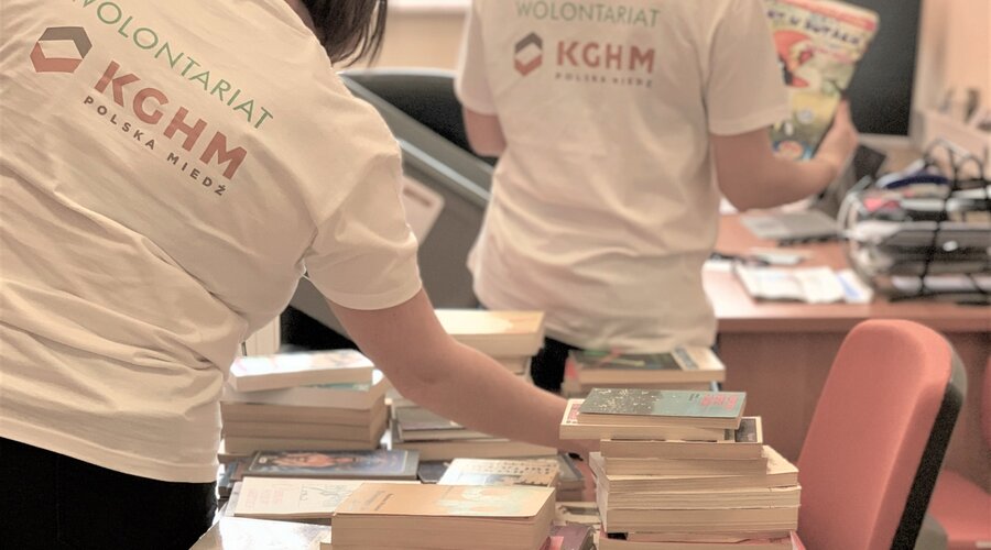 Dajemy książkom drugie życie – pracownicy KGHM wspierają biblioteki publiczne w Zagłębiu Miedziowym