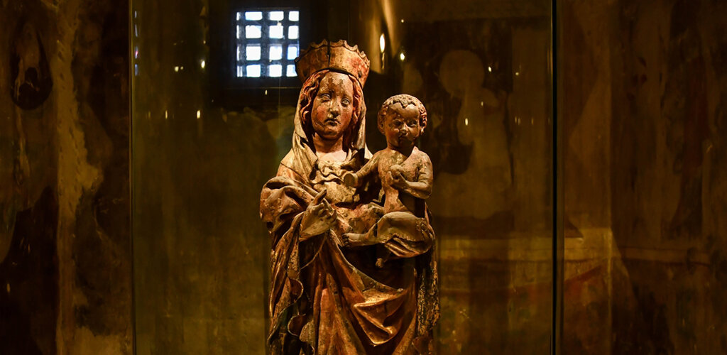 Rzeźba Madonny z ok. 1430 roku znajduje się w Ratuszu Głównego Miasta w pomieszczeniu zwanym potocznie Małym Krzysztofem. To jedno z niewielu pomieszczeń, w którym zachowały się średniowieczne freski. 