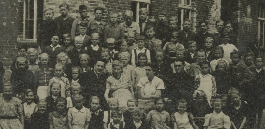 Uczniowie i nauczyciele szkoły w Kokoszkach, 19501951 r , fot  nieznany, ze zbiorów Szkoły Podstawow