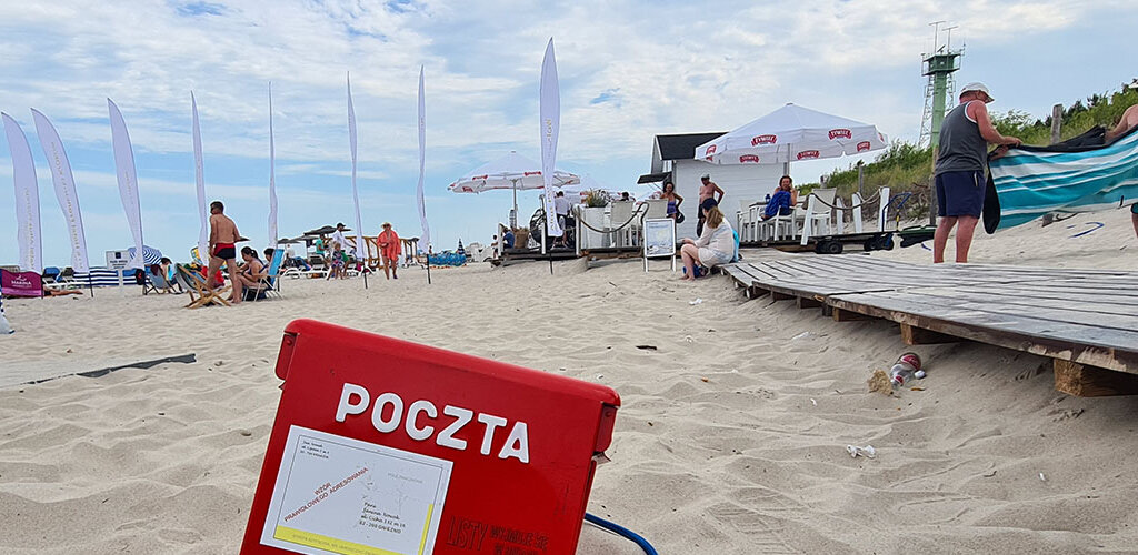 Poczta Polska przypomniała nad morzem o tradycji wysyłania pocztówek z wakacji
