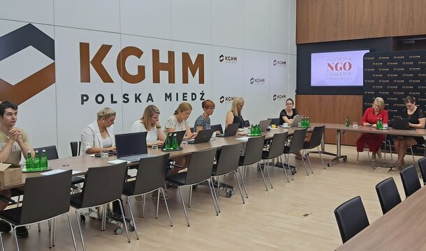 Cómo estar seguro en internet: nuevo programa de la Academia NGO, apoyada por KGHM Polska Miedź S.A.