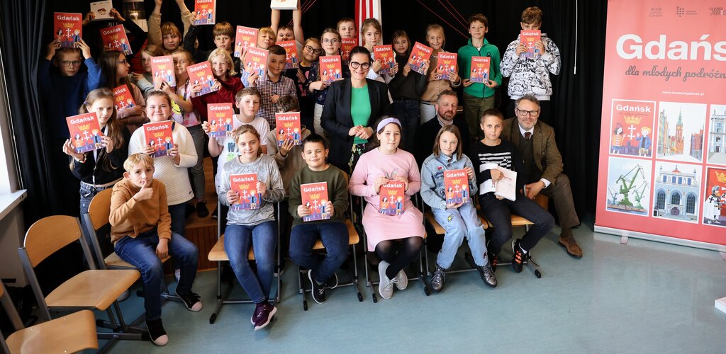 Premiera książki odbyła się Szkole Podstawowej nr 59, przy ul. Modrej 2. Na zdjęciu wraz z uczniami autorzy książki i prezydent Aleksandra Dulkiewicz. 