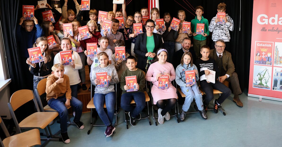 Premiera książki odbyła się Szkole Podstawowej nr 59, przy ul. Modrej 2. Na zdjęciu wraz z uczniami autorzy książki i prezydent Aleksandra Dulkiewicz. 