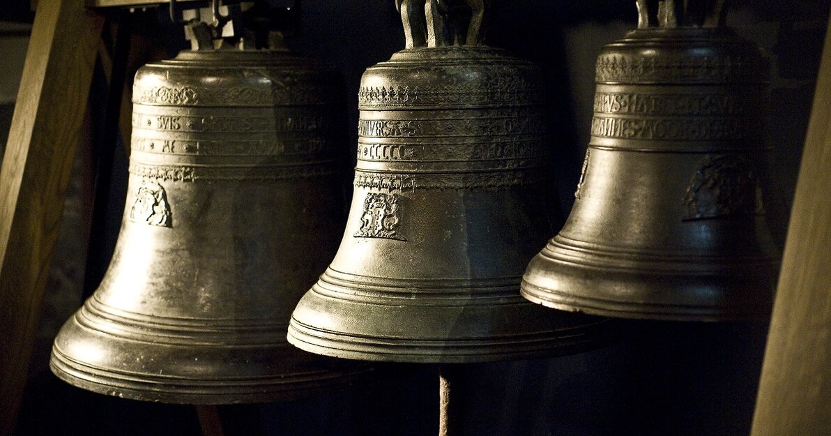 Zdjęcie przedstawia trzy dzwony. Na dzwonach łacińskie inskrypcje.